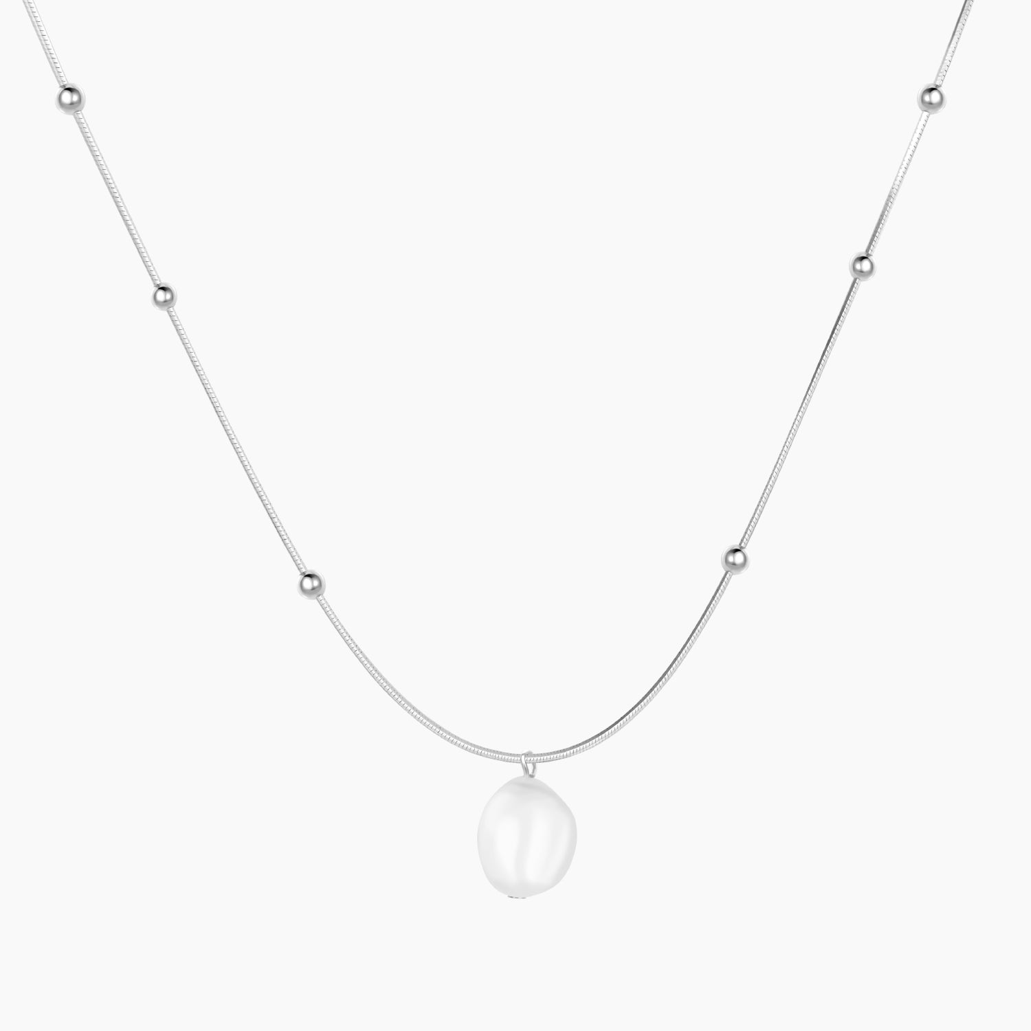 Questa collana a catena con perle barocche in argento sterling