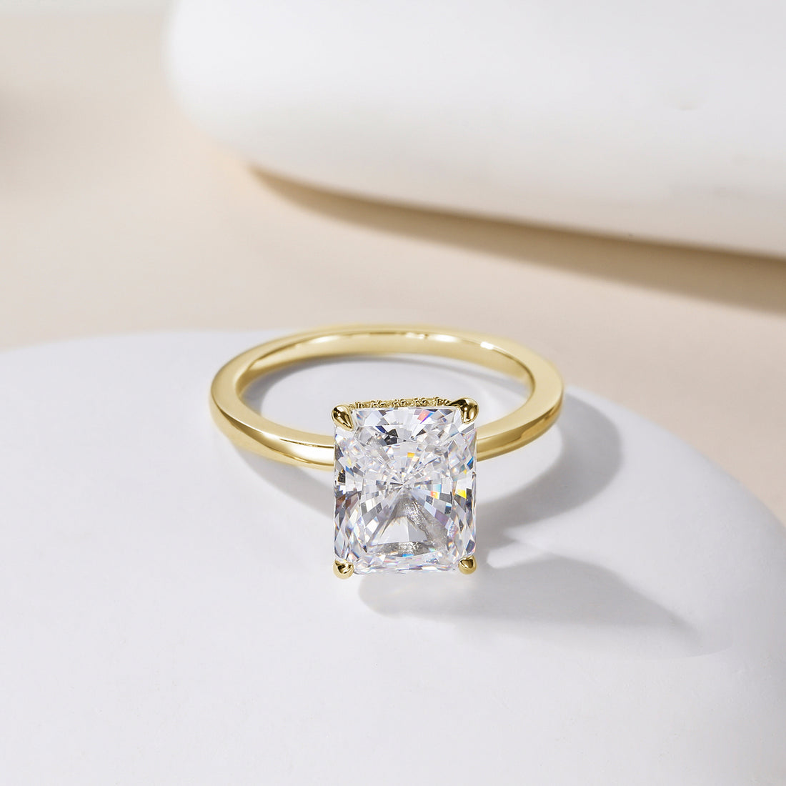 Gold ring with a 4ct cz diamond 