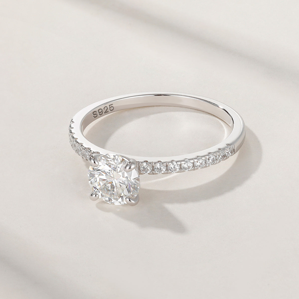 Anello in argento sterling 925 con moissanite brillante rotonda