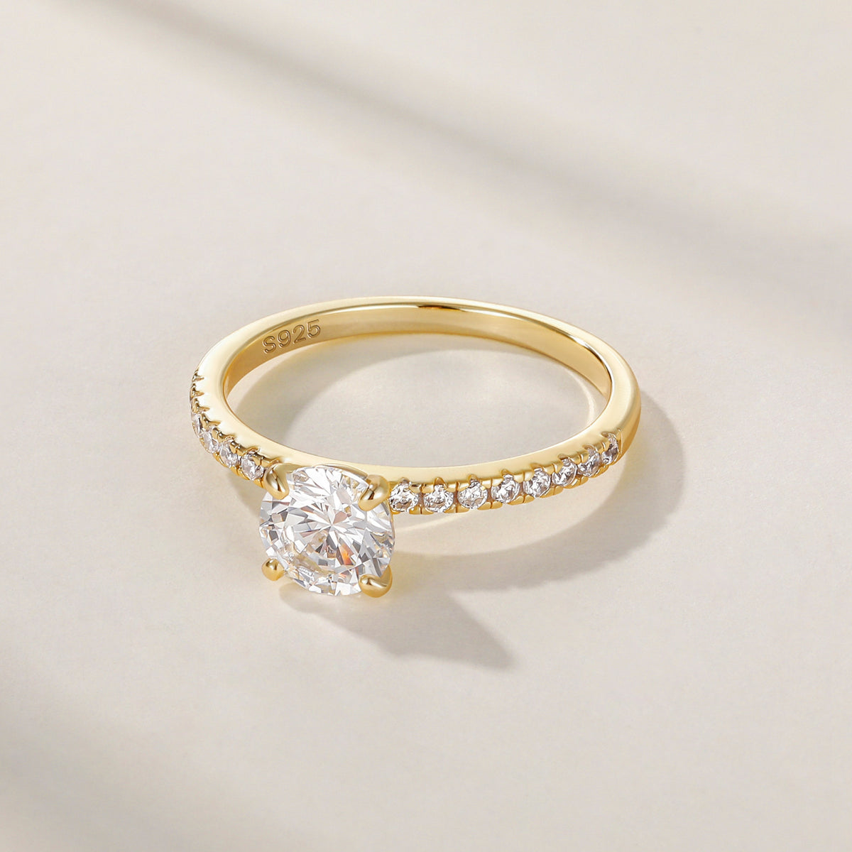 Anello in argento sterling 925 con moissanite brillante rotonda