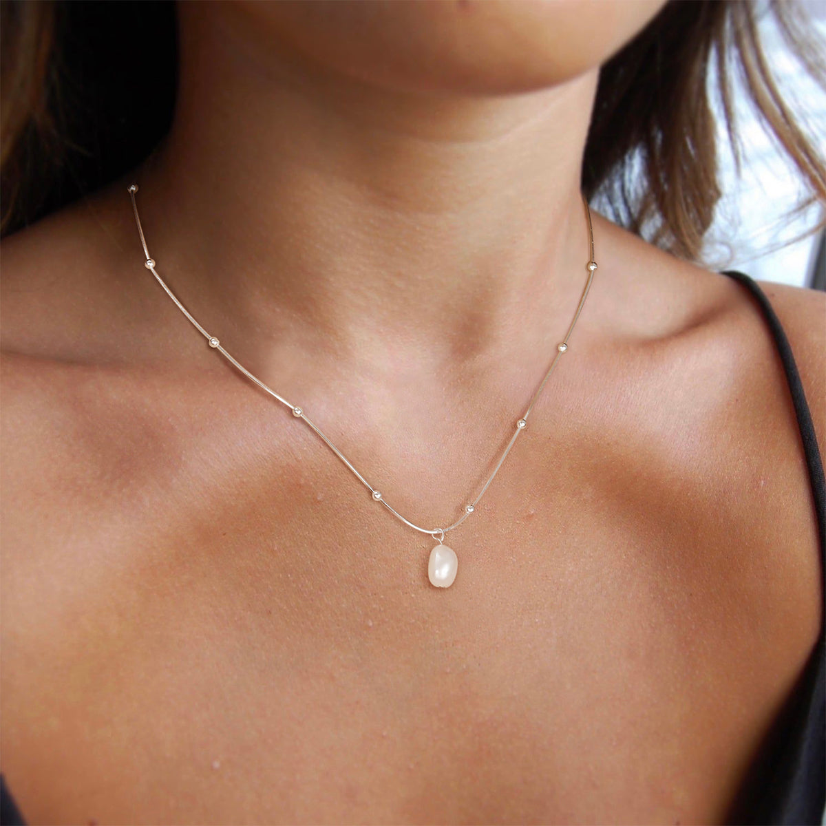 Questa collana a catena con perle barocche in argento sterling